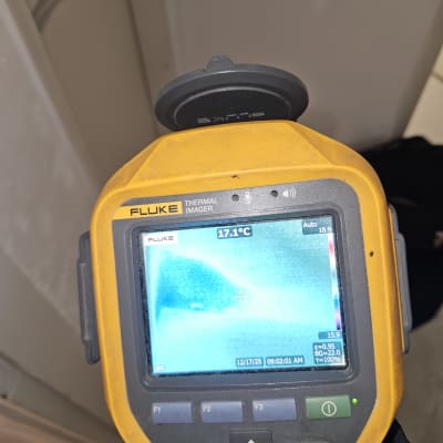 מד חום תרמי מציג טמפרטורה על מסך דיגיטלי