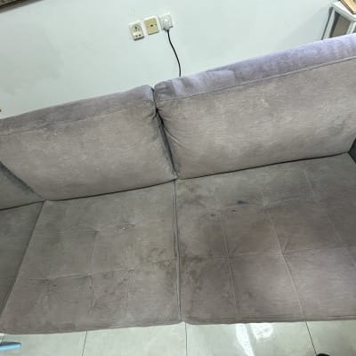 ספה עם כתמים לפני ניקוי