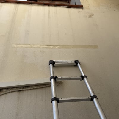 סולם ליד קיר עם איטום