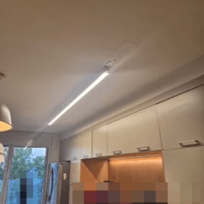 תאורה מותקנת בתקרה מעל ארונות מטבח