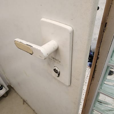 ידית דלת לבנה עם מנעול