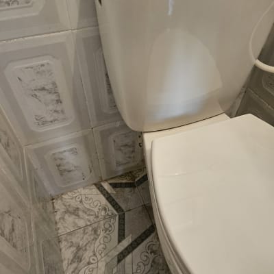אסלה בחדר אמבטיה עם אריחים מעוצבים