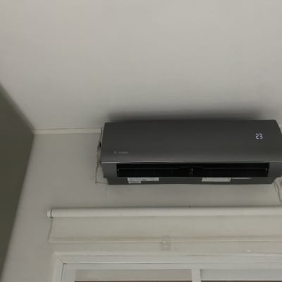 מזגן מותקן על קיר עם תצוגת טמפרטורה