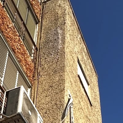 יחידת מיזוג אוויר מותקנת על קיר חיצוני של בניין