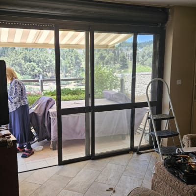 תריסים פתוחים עם נוף חיצוני וסולם בפנים