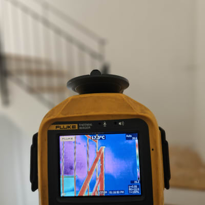 מצלמה תרמית מציגה תמונה של גרם מדרגות