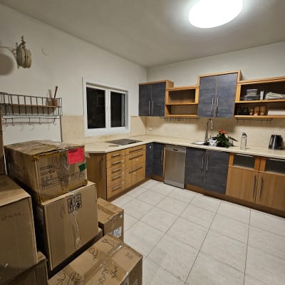 ארגזים מסודרים במטבח ליד ארונות עץ