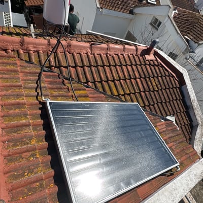 דוד שמש וקולטים על גג רעפים אדום