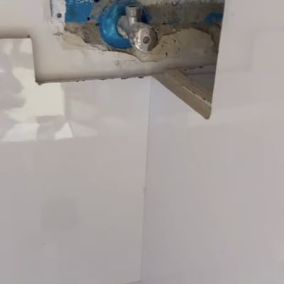 ברז מים מותקן בקיר עם חיבורי צנרת