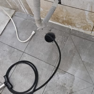 צינורות וכלים על רצפת חדר אמבטיה