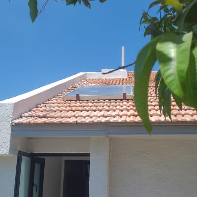 קולטי שמש מותקנים על גג רעפים אדום