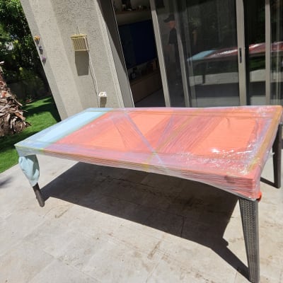 שולחן עטוף בניילון צבעוני למעבר דירה