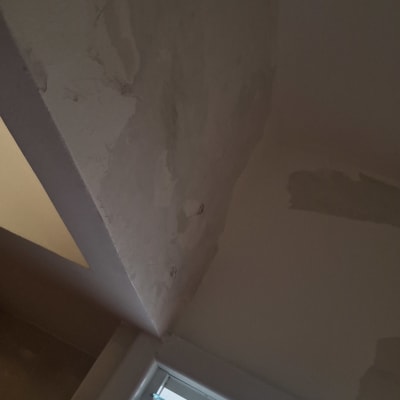 תיקוני צבע על קיר ליד חלון