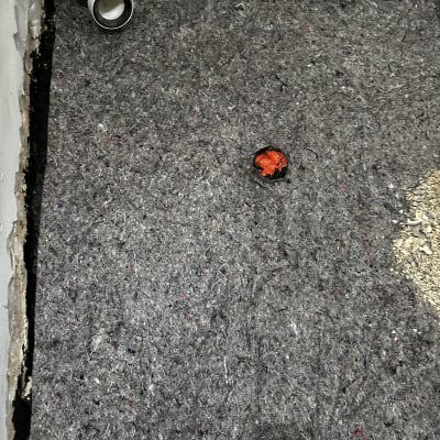 צינור לבן, רצפה עם בידוד אפור, חור אדום