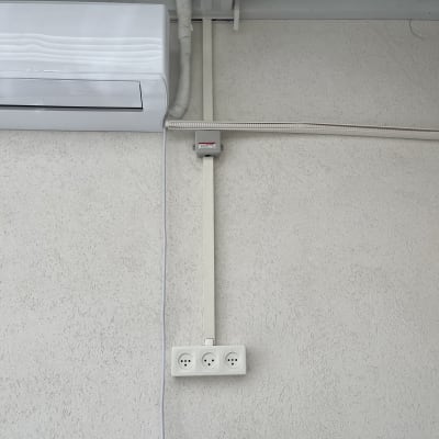 שקע חשמל תלת פאזי על קיר עם חוטים