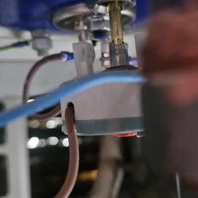 חיבורים חשמליים עם חוטים וברגים