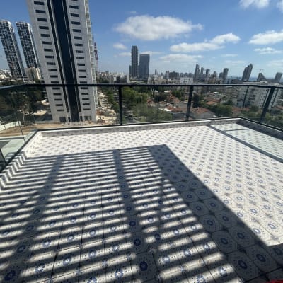 מרפסת עם רצפת אריחים ונוף עירוני