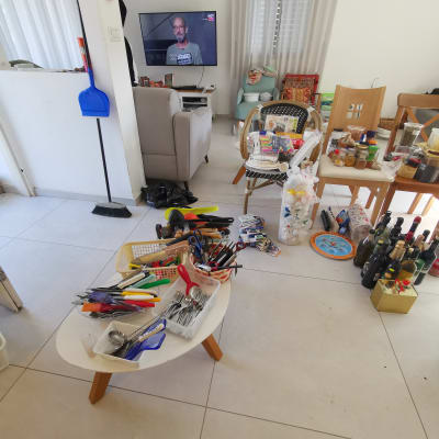 כלי מטבח מסודרים על שולחן קטן בסלון