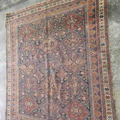 שטיח צבעוני עם דוגמאות גיאומטריות על רצפה אפורה