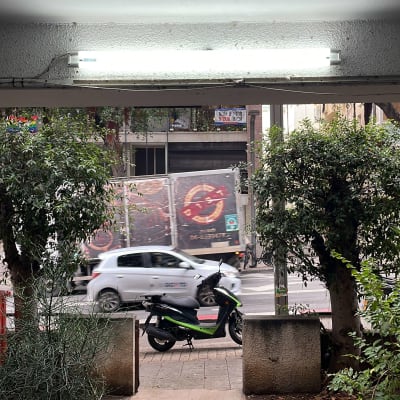 מנורת פלורסנט מותקנת על תקרה עם חוטי חשמל