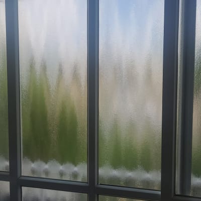 חלון זכוכית עם זכוכית מט模ט