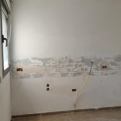 קיר עם חוטים וכלי עבודה בחדר ריק