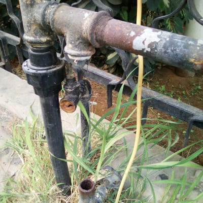 צינורות חלודים עם חיבורים ותשתית חיצונית