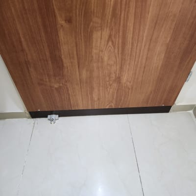 מנעול מותקן בתחתית דלת עץ