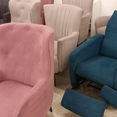 כורסאות בצבעים שונים מסודרות בחדר