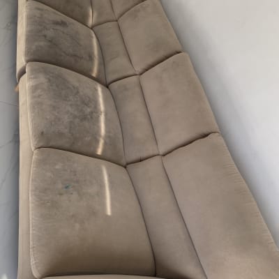 ספה עם כתמים כהים על הריפוד