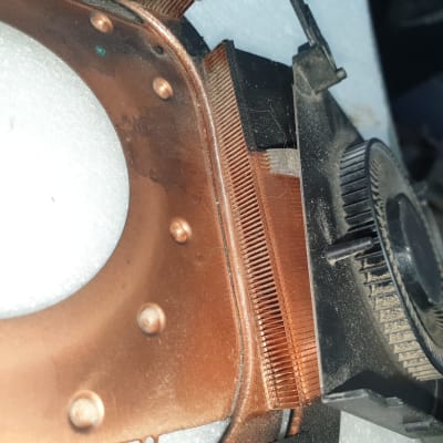 מאוורר מחשב עם צלעות קירור מנחושת