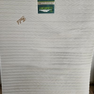 מזרן לבן עם תווית ירוקה