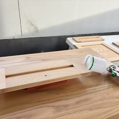 כלי עבודה וחתיכות עץ על שולחן עבודה