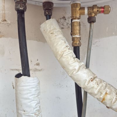 חיבורים וצינורות של דוד שמש על קיר