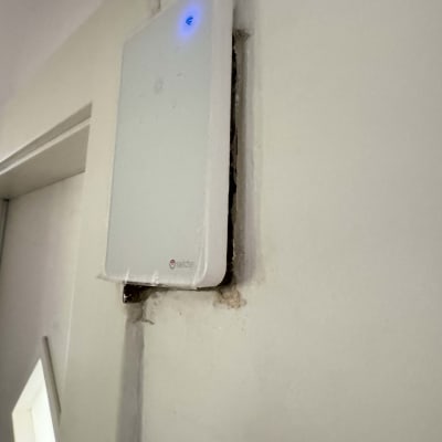 מתג חשמלי מותקן בקיר עם איטום לא מושלם