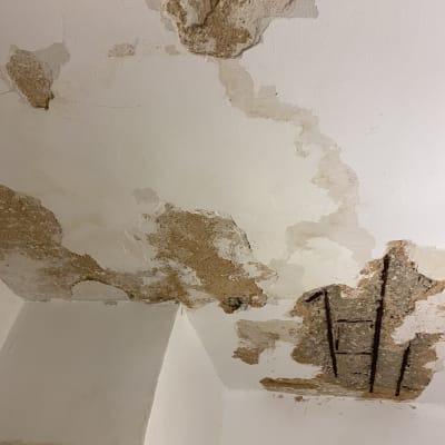 תקרה עם קילופי צבע ונזקי רטיבות