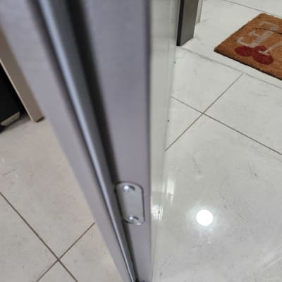 דלת מתכת עם ציר, רצפה אריחים, שטיח כניסה