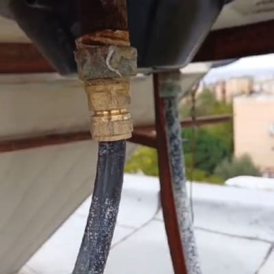 צינור מחובר לדוד שמש עם חיבור מתכת חלוד