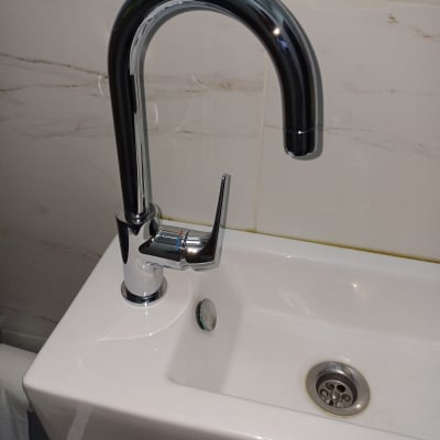 ברז כרום מותקן על כיור לבן בחדר אמבטיה