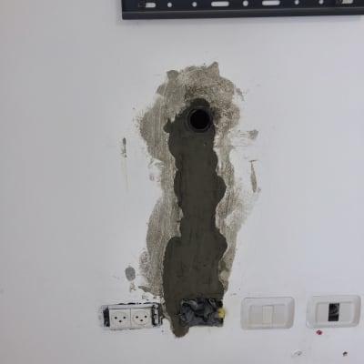 שקעי חשמל ותשתית קיר בעבודת חשמל