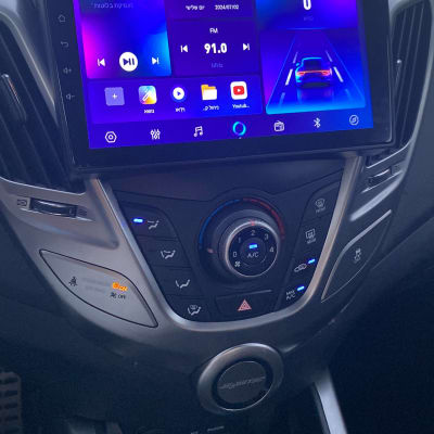 מערכת מולטימדיה ברכב עם מסך מגע ותצוגת אקלים