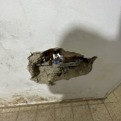 חור בקיר עם צנרת חשופה