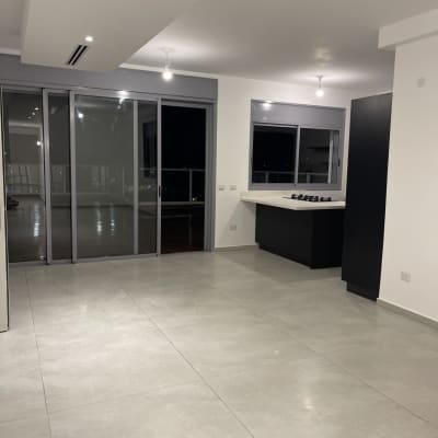 רצפה נקייה ומבריקה בחדר ריק עם חלונות גדולים