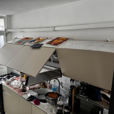 מטבח עם ארונות פתוחים וכלים על השיש