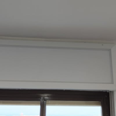 מסגרת אלומיניום לבנה מעל חלון