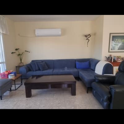 קירות סלון מרוהט צבועים בגוון שמנת בהיר