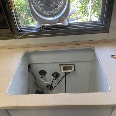 חיתוך משטח שיש במטבח והכנה להתקנת כיור