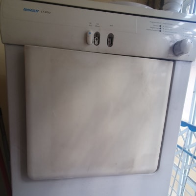 מייבש כביסה עם כפתורים ולוח בקרה