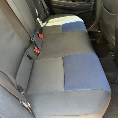 מושב רכב נקי עם חגורות בטיחות