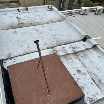 גג אטום עם יריעות ביטומניות ומוט מתכת